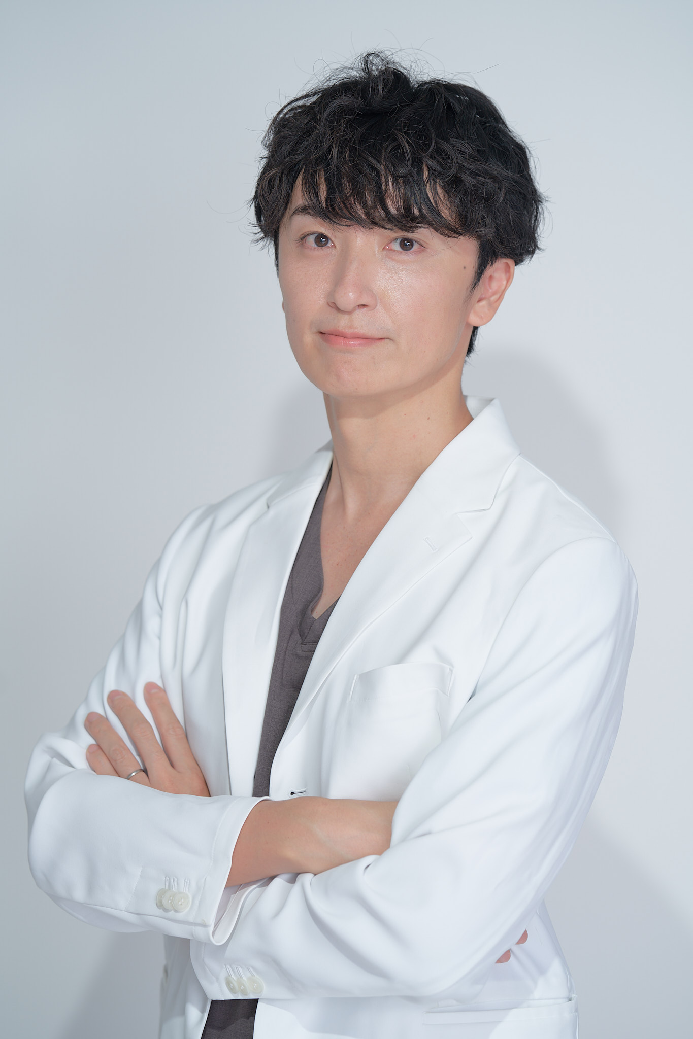 白衣姿の加賀谷隼輔